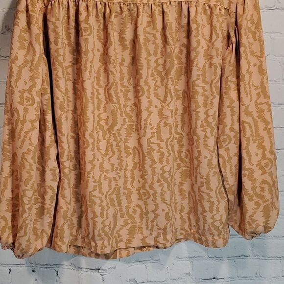Elizabeth and James drop button front blouse size L in peach - Picture 10 of 11